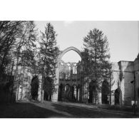 [Choeur en ruines de l'abbaye d'Ourscamp, s.d.]