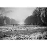 [Campement hivernal sur un terrain boueux, s.d.]