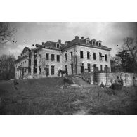 [Stationnement d'un groupe dans le jardin d'une demeure en ruines, s.d.]