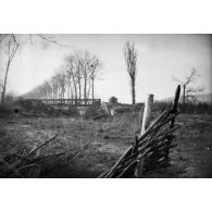 [Vue d'un pont effondré, s.d.]