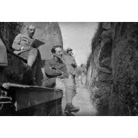 [Photographie de groupe dans une tranchée, s.d.]