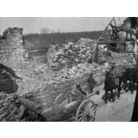 [Passage de troupes dans un village en ruines, s.d.]