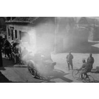 [Passage de troupes dans un village en ruines, s.d.]
