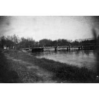 [Pont traversant un cours d'eau, s.d.]
