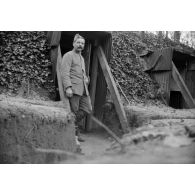 [Poilu posant devant l'entrée d'un abri de tranchée, s.d.]