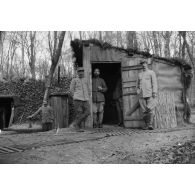 [Portrait de groupe autour d'une cabane, s.d.]
