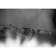 [Entretien de deux avions Nieuport sur un terrain, s.d.]
