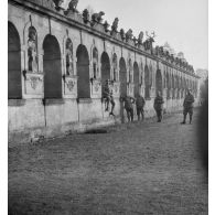 [Soldats posant à côtés des arcades du jardin du château de Raray (Oise), s.d.]