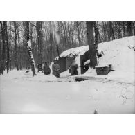 [Jean Gélas avec deux camarades devant des abris enneigés, s.d.]