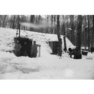 [Jean Gélas avec deux camarades devant des abris enneigés, s.d.]
