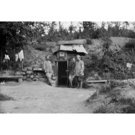 [Photographie de groupe devant un abri médical, s.d.]