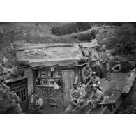 [Groupe de personnels médicaux posant à l'entrée d'un poste de secours, s.d.]