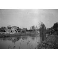 [Village en ruines au bord d'un cours d'eau, s.d.]