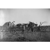 [Personnel médical devant des ruines, s.d.]