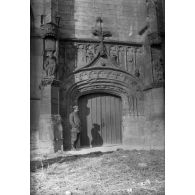 [Un soldat devant la porte d'une église gothique, s.d.]