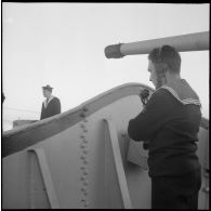 Un matelot breveté à bord de l'escorteur Hova communique avec la passerelle lors d'une manœuvre.