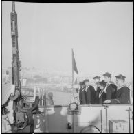 Des matelots brevetés et des officiers mariniers à bord de l'escorteur Hova lors de l'accostage après une manoeuvre.