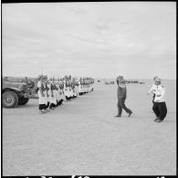 Arrivée du général Balmitgère devant la garde d'honneur du 2e peloton de la compagnie méhariste du Tassili (CMT) à l'aérodrome de Fort Polignac.