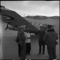 Discussion entre le général Balmitgère et des officiers sur l'aérodrome de Fort Polignac.
