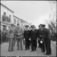Le groupe des autorités dans une rue de Médéa.