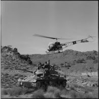 Hélicoptère Bell 47 G et un char M24 Chaffee.