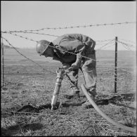 Placement de mines sur le barrage ouest à la frontière algéro-marocaine.