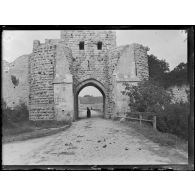 Provins (Seine-et-Marne). La Porte Saint Jean. [légende d'origine]
