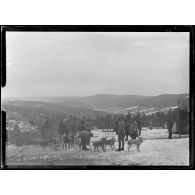 Le Tanet. Attelage de chiens de l'Alaska. [légende d'origine]