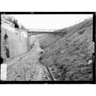 Les fossés du fort de Douaumont. [légende d'origine]
