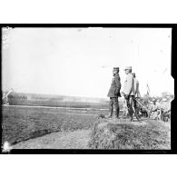 Ferme de l'Hermitage, Marne, près de Bouy, revue de troupes et remise de décorations par le général Gouraud, commandant de la 4e armée. Avion survolant le terrain de la revue. [légende d'origine]