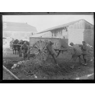 Des prisonniers allemands chargent une charrette de fumier à Somme-brionne. [légende d'origine]