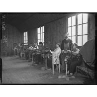 Paris. Annexe de l'hôpital des Quinze-Vingt rue de Reuilly. Atelier de rempaillage. [légende d'origine]