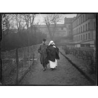 Paris. Annexe de l’hôpital des Quinze-Vingt rue de Reuilly. Infirmière et soldat aveugle. [légende d'origine]