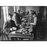Paris. Annexe de l’hôpital des Quinze-Vingt rue de Reuilly. Atelier de brosserie. [légende d'origine]