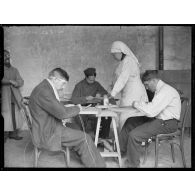 Paris. Annexe de l’hôpital des Quinze-Vingt rue de Reuilly. Salle de cannage. [légende d'origine]