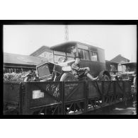 Soldats anglais convoyant un train d'automobiles en réparations. [légende d'origine]