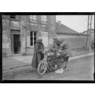 Motocycliste marocain à Suippes s'apprêtant à partir. [légende d'origine]