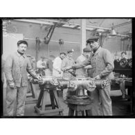 Le moulage et les essais des moteurs produits dans les chaînes de montage de l'usine Gnome à Argenteuil. [légende d'origine]