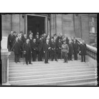 Paris, la Présidence de la Chambre des Députés sur le perron de l'Assemblée Nationale en compagnie des délégués de la Douma Russe. [légende d'origine]