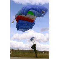Démonstration de sauts en parachutes de parachutistes russe, italien et français à Vrelo.