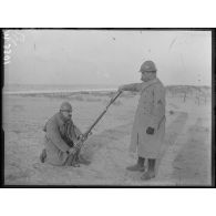 Coxyde-Bains, mise en place de la grenade dans le fusil. [légende d'origine]