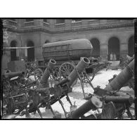 Paris, aux Invalides, le matériel allemand exposé. Mitrailleuses, crapouillots et barque pliante. [légende d'origine]