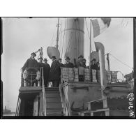 Marseille, voyage de journaliste américains. Visite du port à bord d'un remorqueur. [légende d'origine]