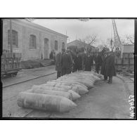 Toulon, obus de 400 fabriqués en Amérique. [légende d'origine]