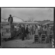 Toulon, sénégalais transportant les obus. [légende d'origine]