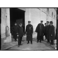 Toulon, les directeurs de la pyrotechnie avec le commandant Sayler et Monsieur Bernard Smith de la mission américaine. [légende d'origine]