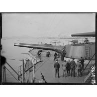 Toulon, la mission à bord du "Provence". La manoeuvre d'un canon de 340mm. [légende d'origine]