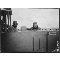Saint-Raphaël, journalistes américains en hydro-avion. [légende d'origine]