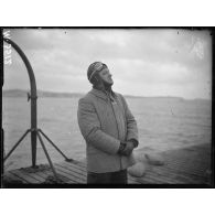 Saint-Raphaël, journalistes américains en costume de pilote. [légende d'origine]