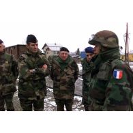 Rendez-vous des officiers sur les voies ferrées à l'enclave serbe de Priluzje contrôlée par le BAT émirati.